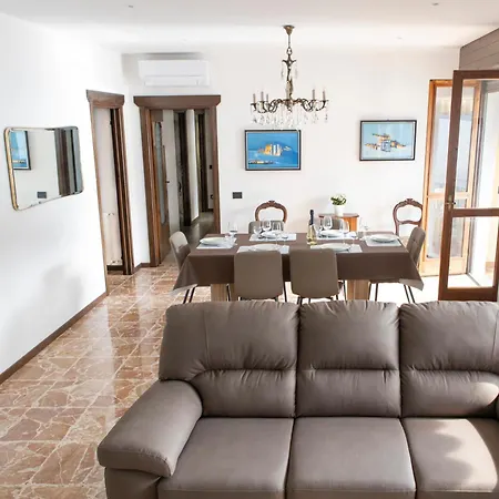 Golden Panorama Apartment *